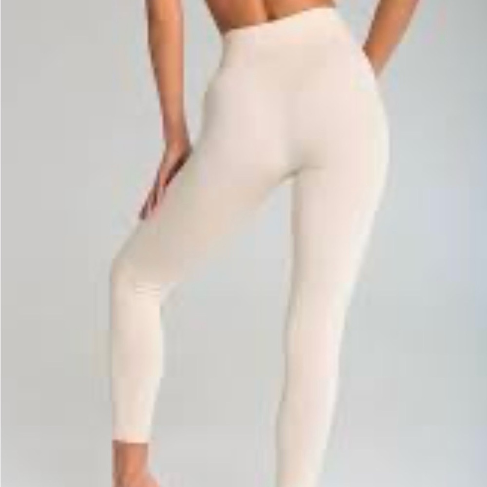 Elegant Cream Women's Leggings - Picture 15 of 16